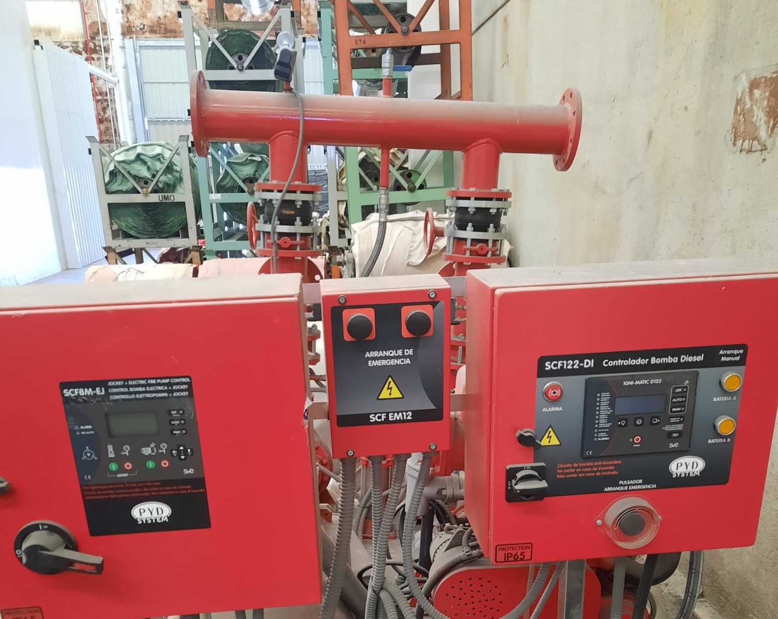 Extintores rojos de incendios apilados 