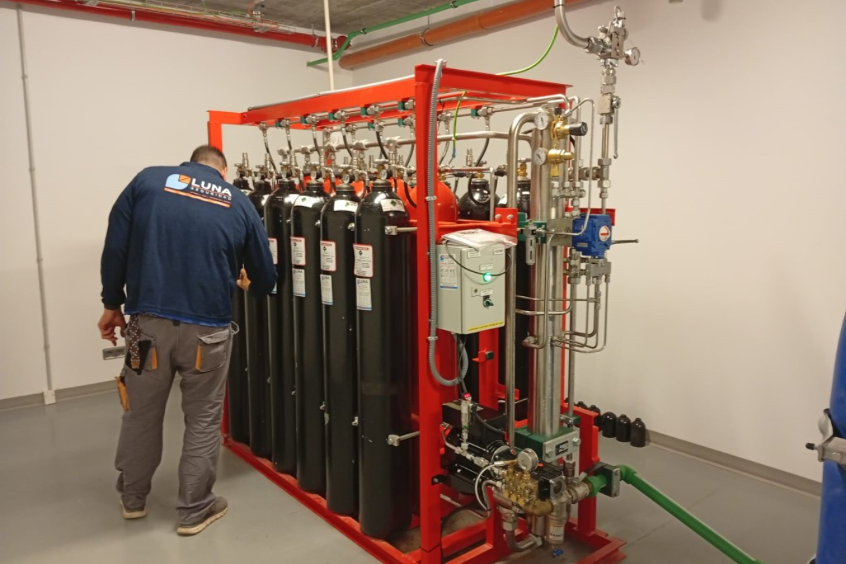 Personal de Luna Grupo revisando sistema de extinción de incendios