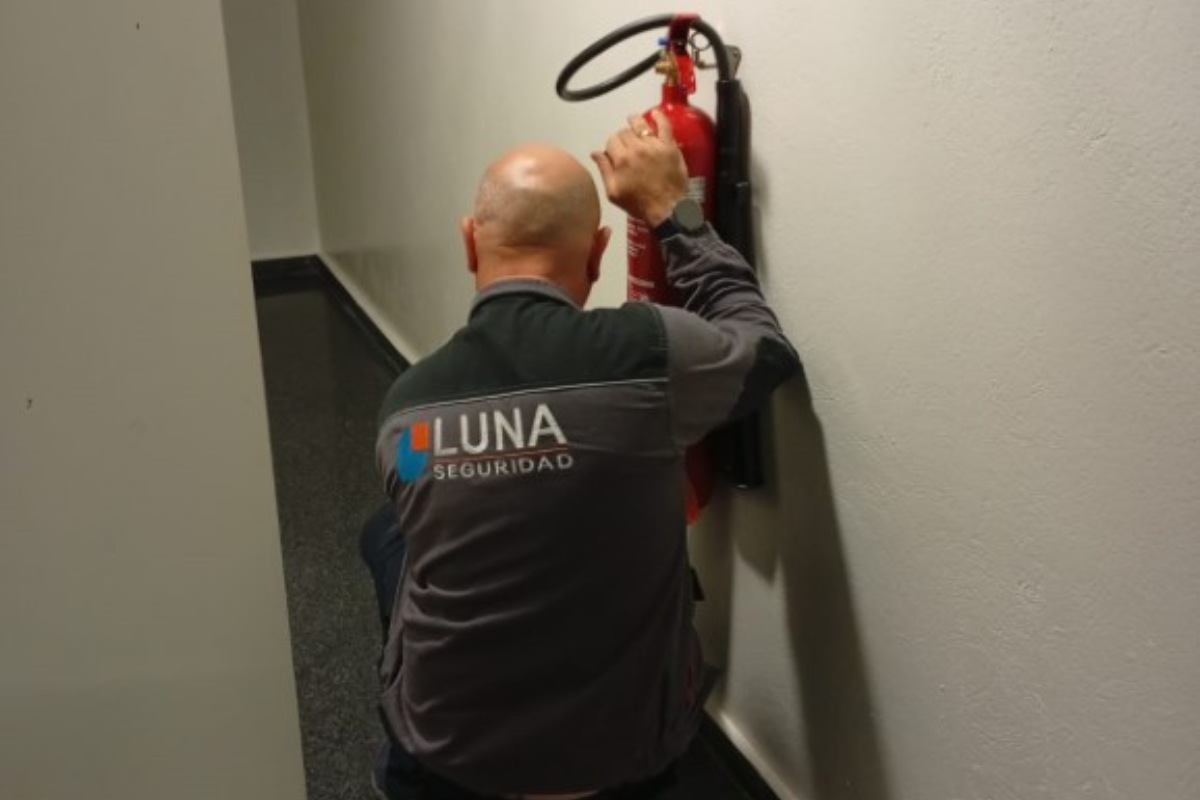 Personal de Luna Grupo revisando extintor