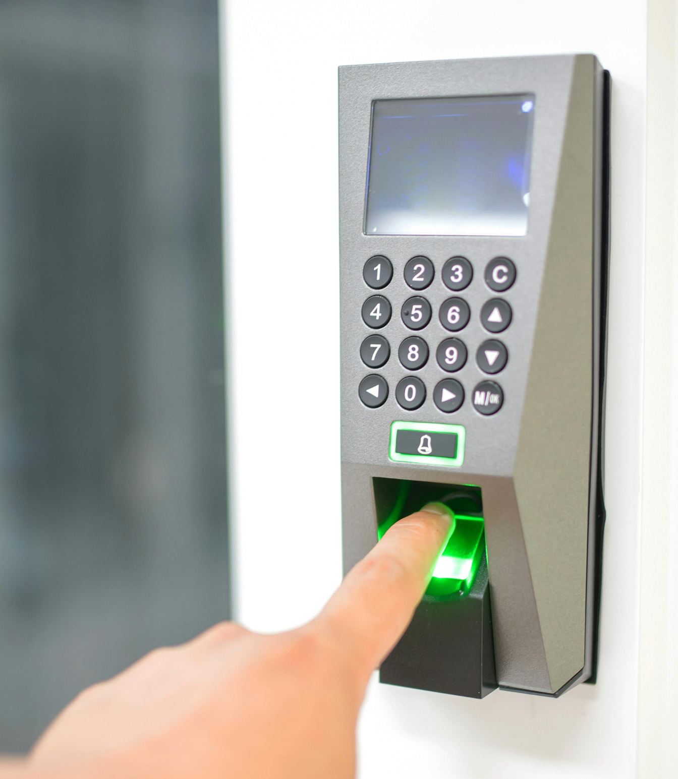 Sistema de control de accesops con lector de huella