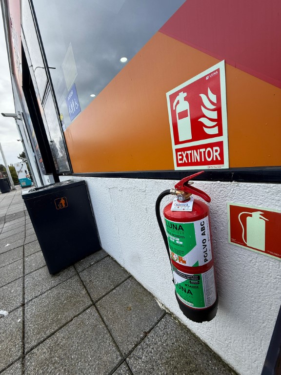 Extintor de incendios a las afueras de tienda