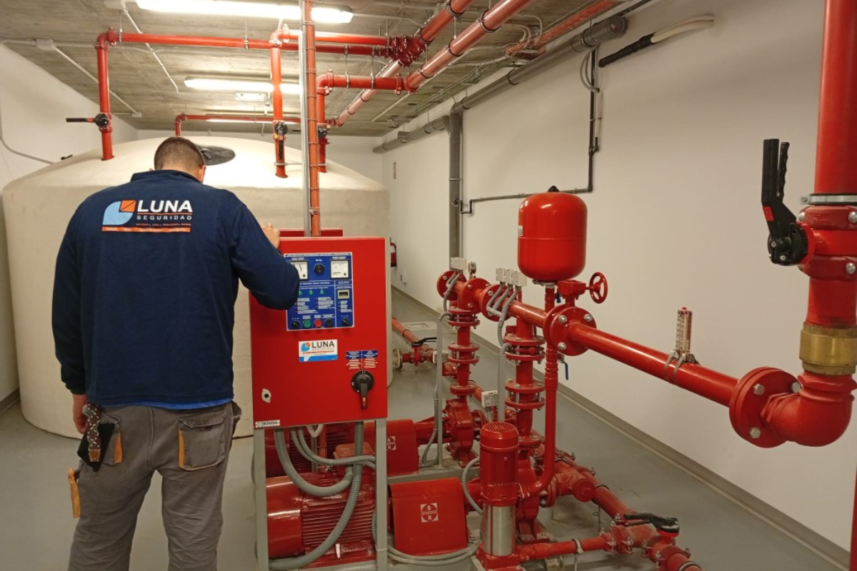 Operario de Luna grupo revisando sistema de extinción de incendios automatizado