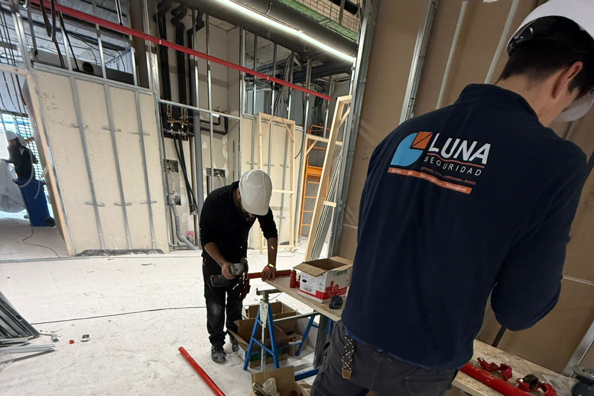 Operarios de Luna Grupo trabajando en la instalación de un sistema de incendios automatico