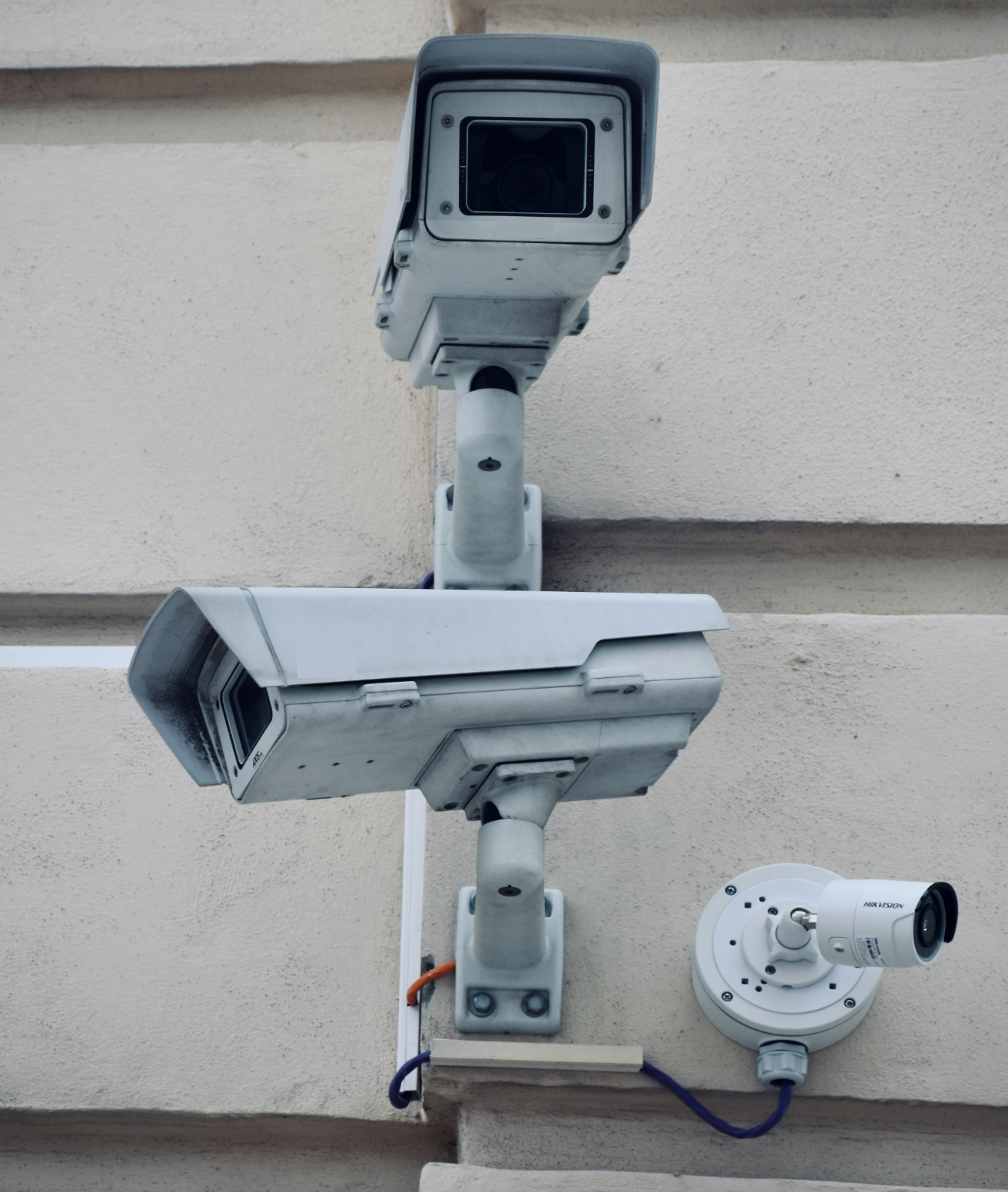 Sistema de cámaras de videovigilancia en la calle anclado a la pared