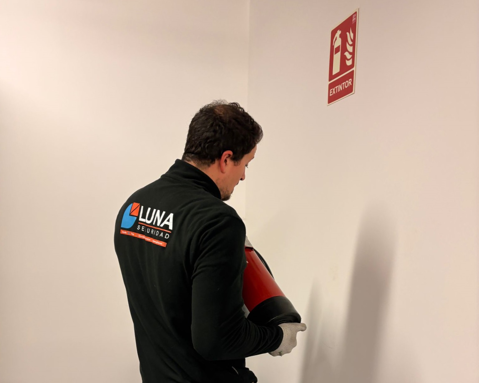 Técnico de Luna Grupo revisando extintor de incendios para hacer el mantenimiento